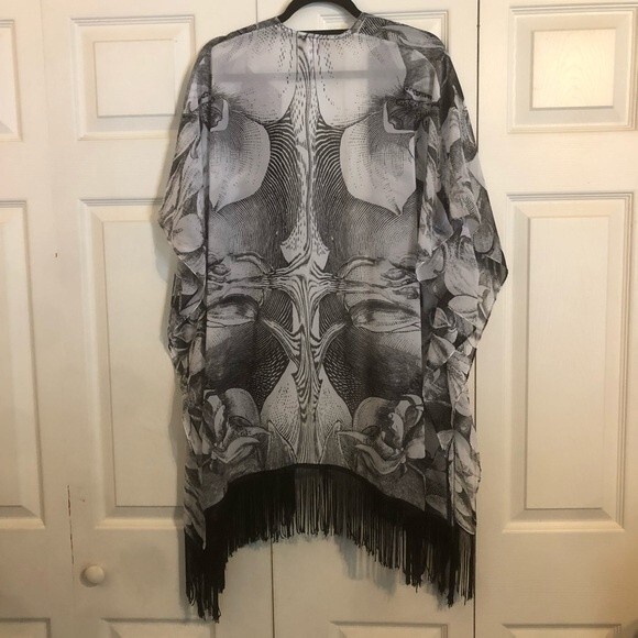 CHICO'S SMALL MEDIUM Black White Cardigan Fringe Wrap Shawl  Oversized Floral - Picture 7 of 9